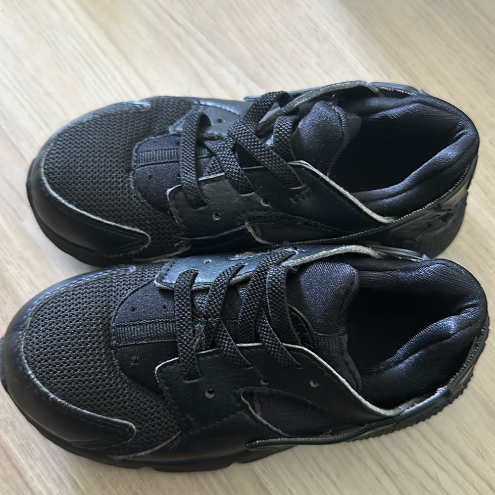 Nike black sneakers